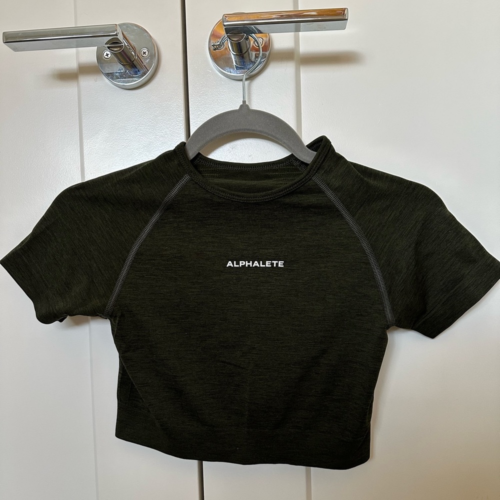 Alphalete Amplify Crop Top in Evergreen